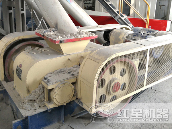 對輥破碎機(jī)現(xiàn)場圖 對輥破碎機(jī)現(xiàn)場圖