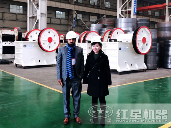 煤矸石顎式破碎機(jī)設(shè)備實(shí)拍 煤矸石顎式破碎機(jī)設(shè)備實(shí)拍