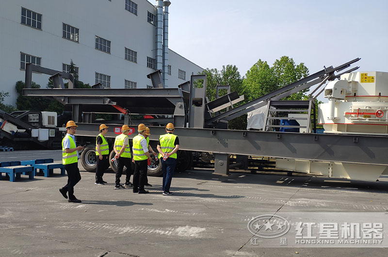 客戶來廠考察車載石子破碎機(jī)