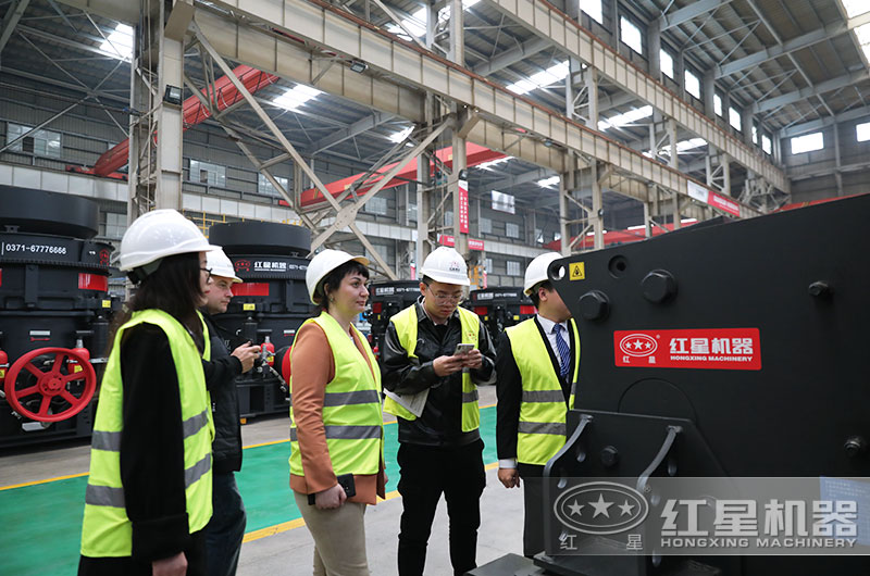 客戶(hù)來(lái)廠(chǎng)考察破碎機(jī)設(shè)備 客戶(hù)來(lái)廠(chǎng)考察破碎機(jī)設(shè)備