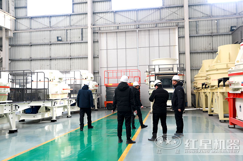 客戶來廠參觀選購制砂機(jī) 客戶來廠參觀選購制砂機(jī)