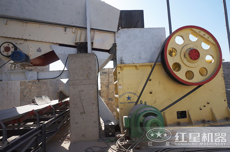 時產(chǎn)300噸石頭破碎加工現(xiàn)場 時產(chǎn)300噸石頭破碎加工現(xiàn)場