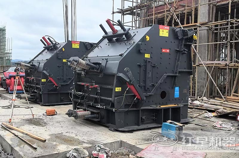 反擊式破碎機(jī)大型現(xiàn)場安裝中