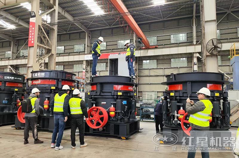 客戶來廠參觀選購破碎機(jī) 客戶來廠參觀選購破碎機(jī)