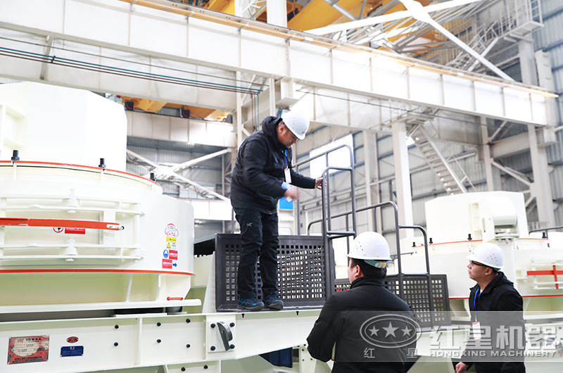 客戶來廠考察石灰石制砂設備