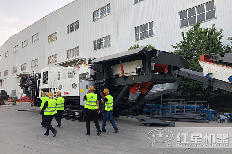 客戶來廠考察移動(dòng)破碎機(jī) 客戶來廠考察移動(dòng)破碎機(jī)