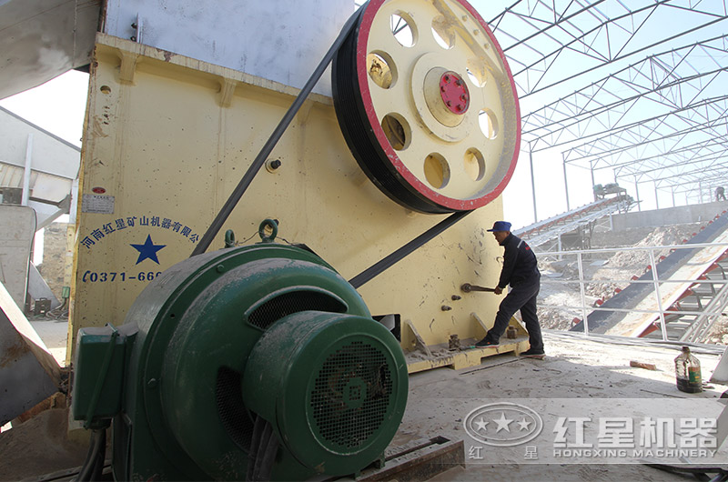 大型鄂式破碎機(jī)現(xiàn)場(chǎng)