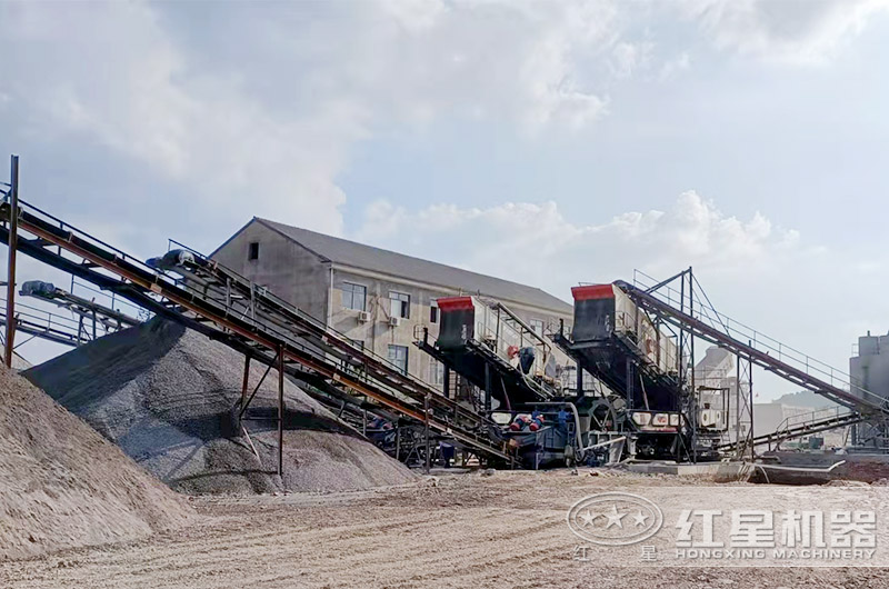 時產(chǎn)300噸移動石料破碎機生產(chǎn)線現(xiàn)場 時產(chǎn)300噸移動石料破碎機生產(chǎn)線現(xiàn)場