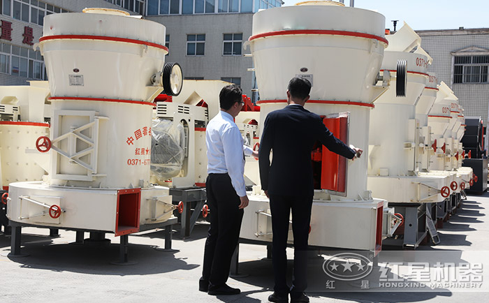 客戶來(lái)廠參觀選購(gòu)雷蒙磨粉機(jī)