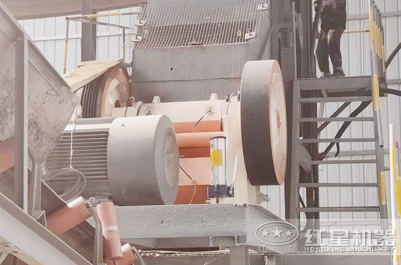 顎式破碎機現(xiàn)場 顎式破碎機現(xiàn)場