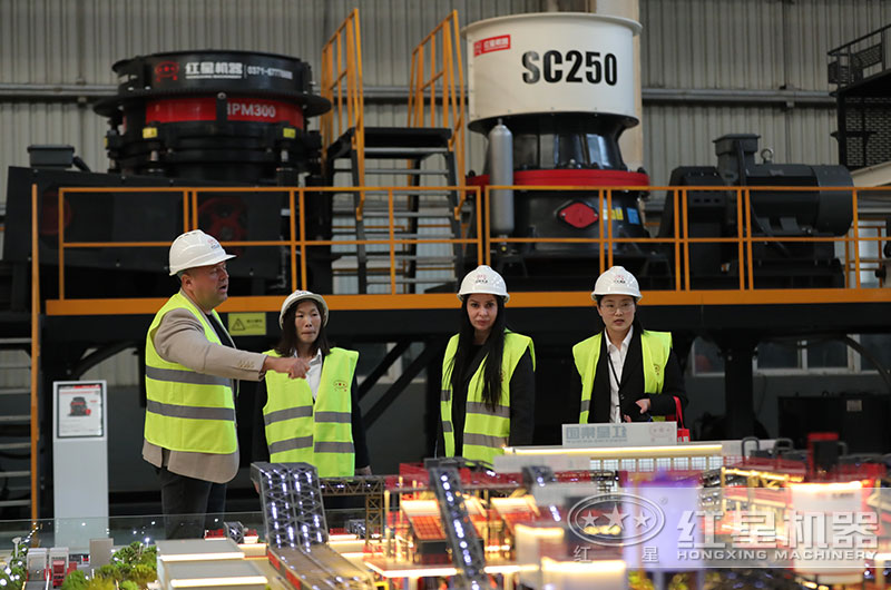 客戶來廠考察水泥塊破碎設(shè)備