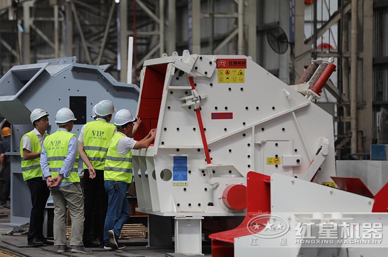 客戶到廠選購反擊式破碎機(jī)