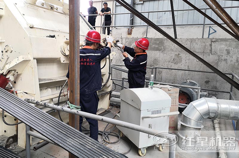 紅星技術(shù)人員奔赴現(xiàn)場(chǎng)為客戶(hù)調(diào)設(shè)備 紅星技術(shù)人員奔赴現(xiàn)場(chǎng)為客戶(hù)調(diào)設(shè)備