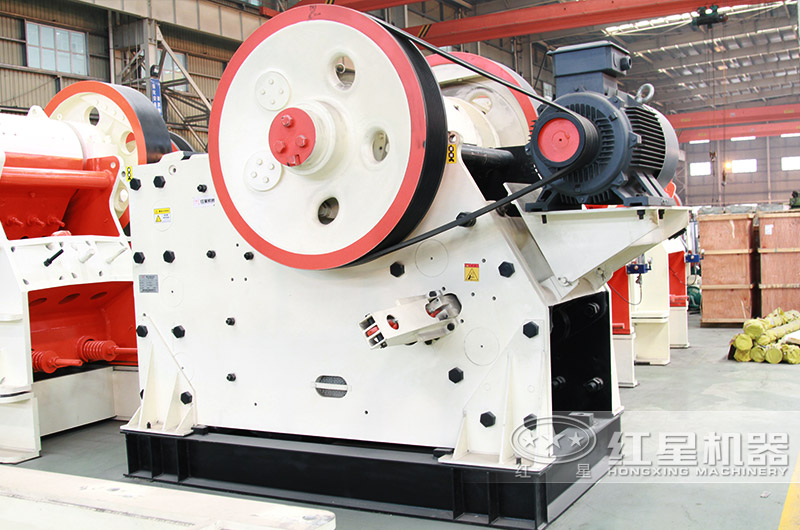 顎式破碎機現(xiàn)場實拍圖