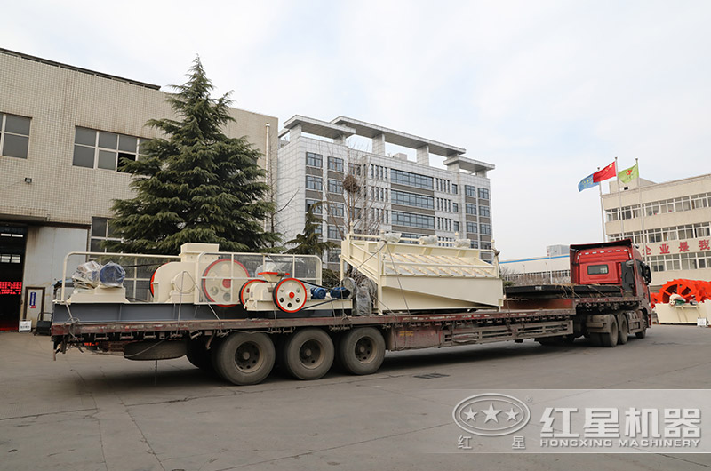 紅星對(duì)輥制砂機(jī)裝車發(fā)貨中
