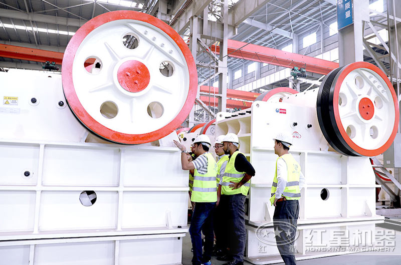 客戶來廠考察大型鄂破機設(shè)備
