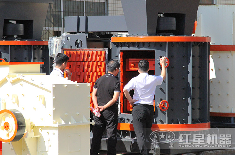 復(fù)合式破碎機(jī)客戶參觀選購 復(fù)合式破碎機(jī)客戶參觀選購