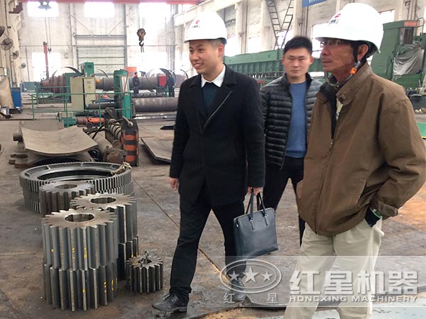 用戶來訪參觀設備生產(chǎn)車間