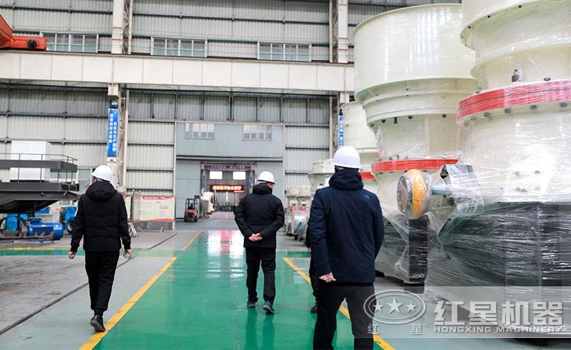 用戶(hù)來(lái)廠參觀設(shè)備生產(chǎn)車(chē)間