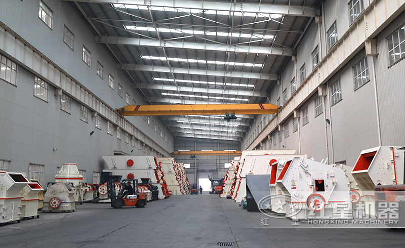 小型破石頭機生產(chǎn)車間 小型破石頭機生產(chǎn)車間