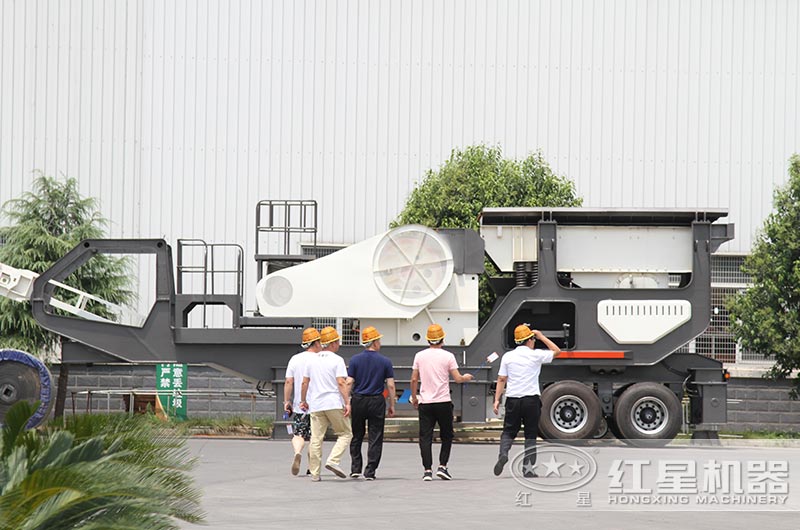 客戶進(jìn)場參觀檢測建移動破碎站