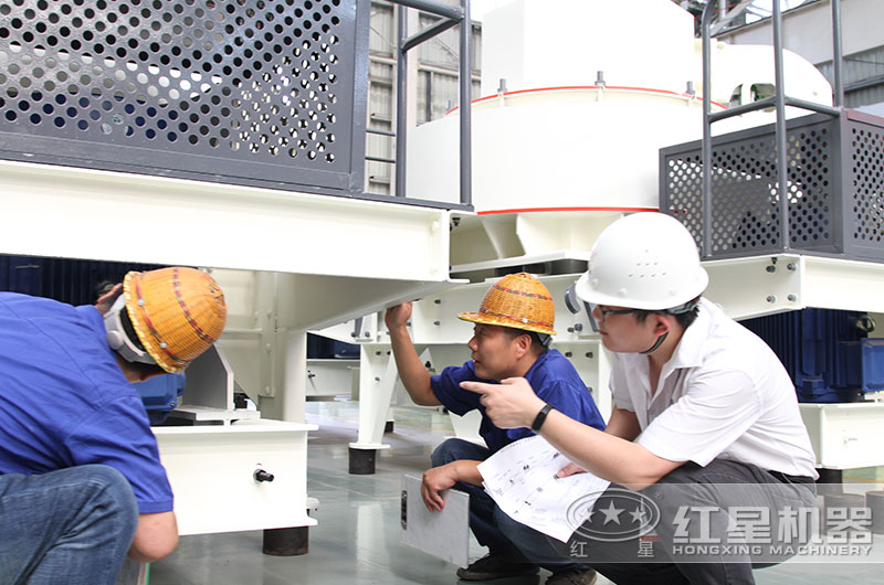 紅星機(jī)器人員帶客戶參觀廠區(qū)，細(xì)心講解生產(chǎn)設(shè)備