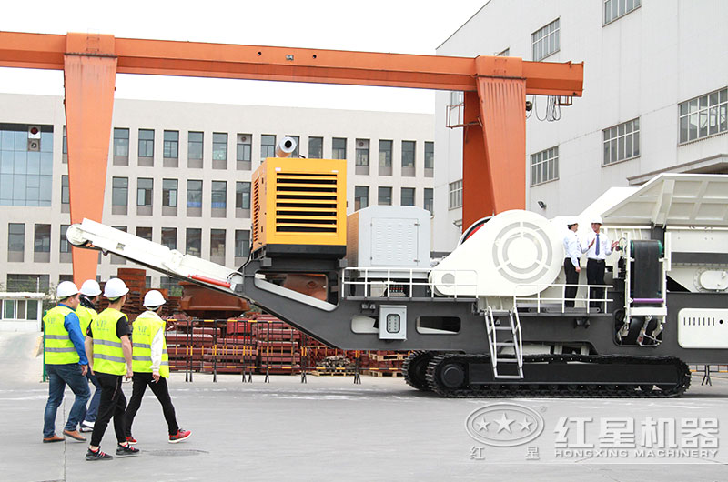 客戶來(lái)廠考察移動(dòng)破碎石子機(jī)設(shè)備