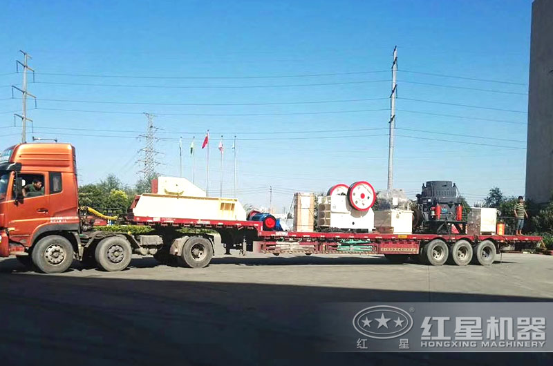 小型石子破碎機裝車，發(fā)往遼寧