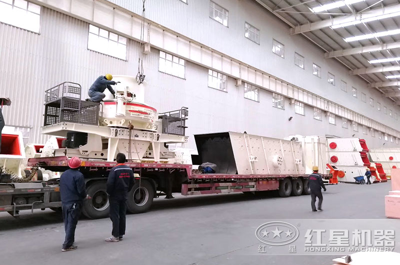 石頭制沙設(shè)備裝車，發(fā)往廣西