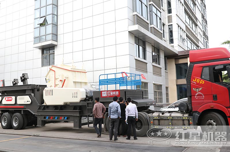 大型移動式建筑垃圾粉碎機發(fā)貨現場