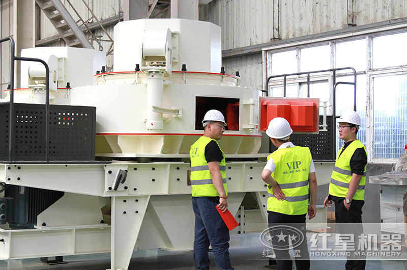 客戶正在考察河卵石制砂機設(shè)備 客戶正在考察河卵石制砂機設(shè)備