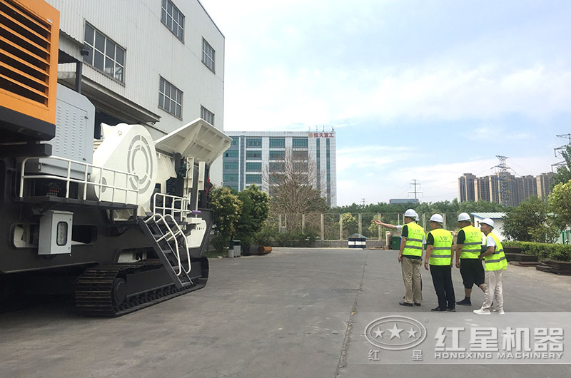 客戶來廠參觀，經(jīng)理陪同做詳細(xì)介紹