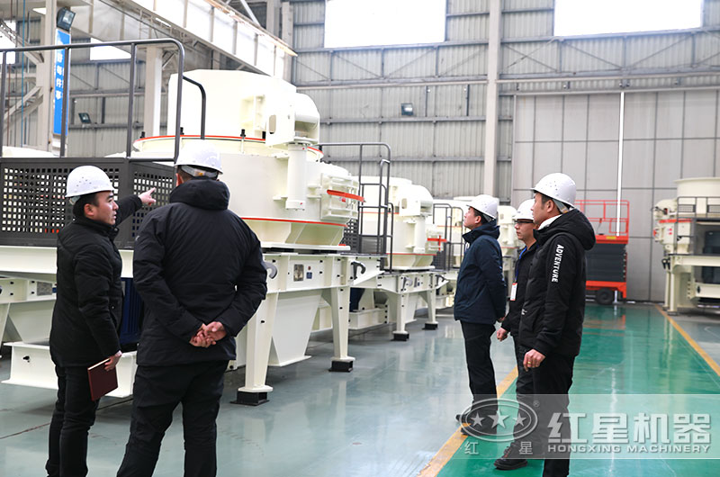 客戶來廠參觀，經(jīng)理陪同詳細(xì)介紹