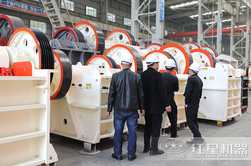 客戶來廠參觀，經(jīng)理陪同做詳細(xì)介紹