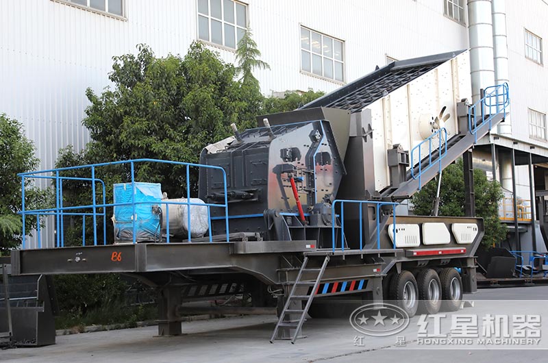 圖2：移動破碎石頭的機(jī)器_反擊式