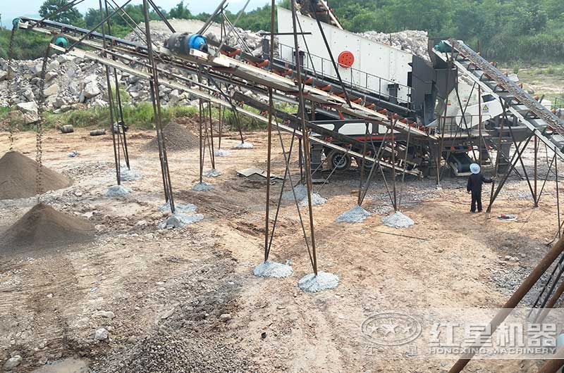 小型流動(dòng)制砂機(jī)生產(chǎn)現(xiàn)場