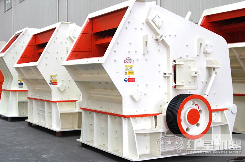 中小型反擊式粉碎機(jī)進(jìn)料口大，破碎腔深