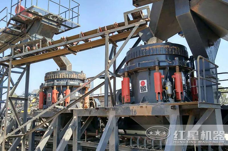 該大型碎石機(jī)生產(chǎn)線使用兩臺(tái)圓錐破投資成本大概在300萬(wàn)
