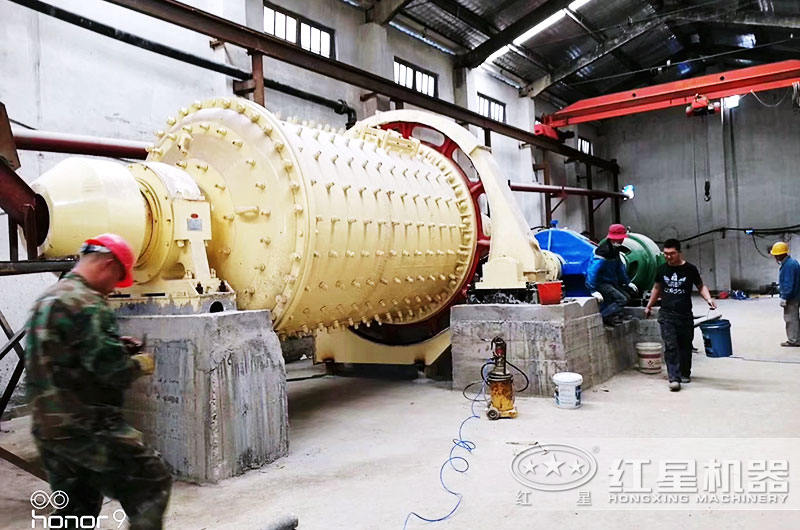 球磨機(jī)安裝進(jìn)行中，等待投產(chǎn)