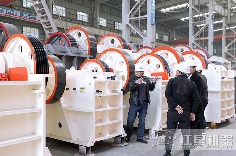 紅星客戶到廠參觀考察顎式破碎機(jī) 紅星客戶到廠參觀考察顎式破碎機(jī)