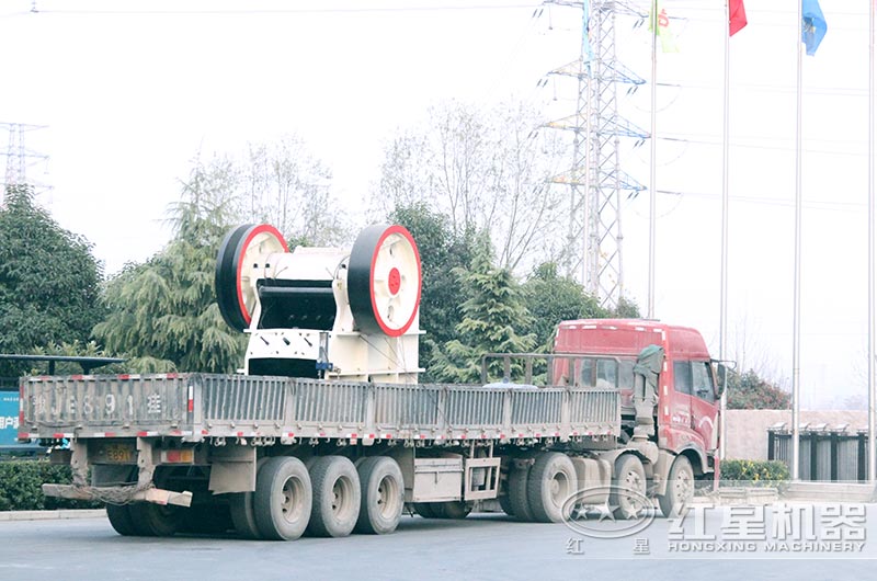 紅星顎式粉碎機(jī)發(fā)貨現(xiàn)場(chǎng)