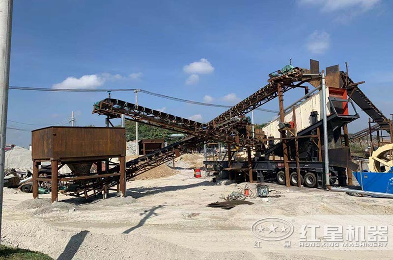 紅星海南客戶車載式移動(dòng)破碎機(jī)生產(chǎn)現(xiàn)場