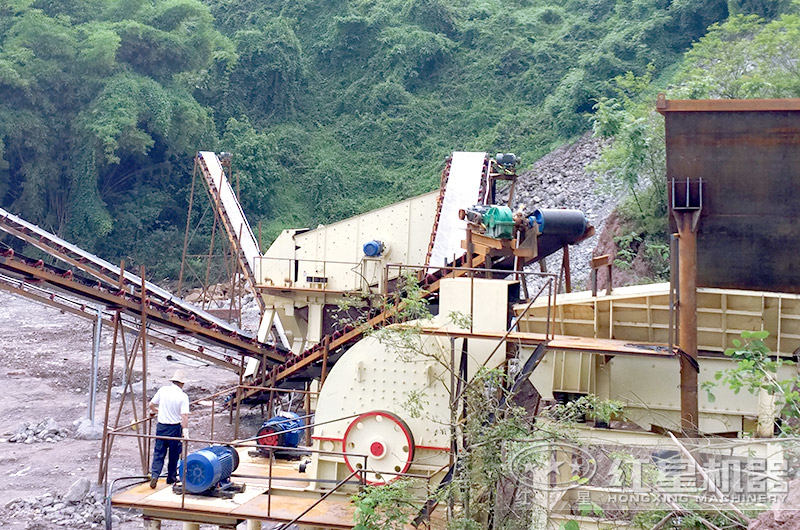 重錘破碎機生產現(xiàn)場 重錘破碎機生產現(xiàn)場