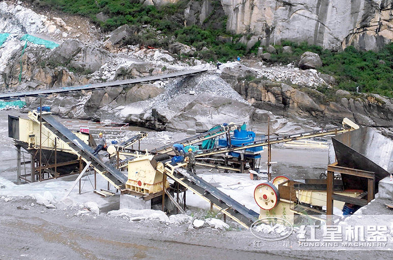 尾礦砂制砂現(xiàn)場，生產(chǎn)效率高，產(chǎn)品粒形好