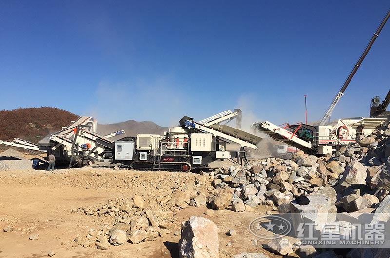 履帶式制砂機生產現(xiàn)場圖