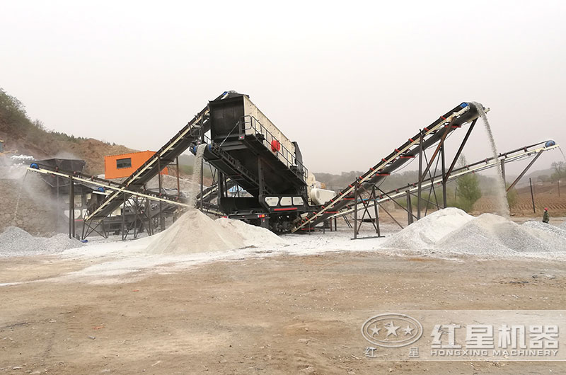 正在廣東作業(yè)的移動(dòng)式破碎磕沙機(jī)