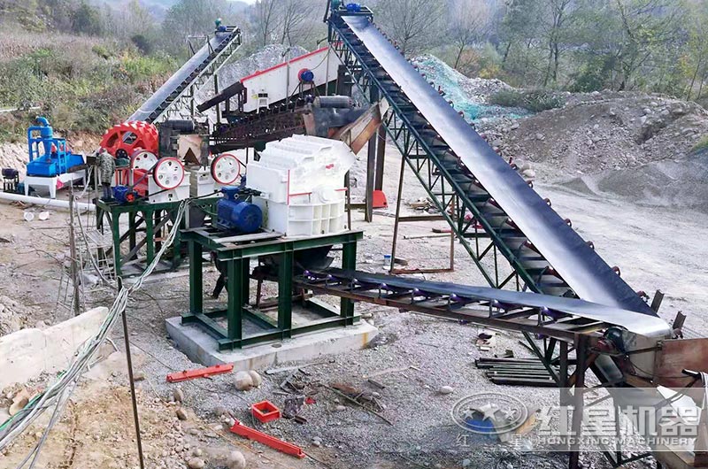 小型石子粉碎機(jī)生產(chǎn)現(xiàn)場(chǎng)圖