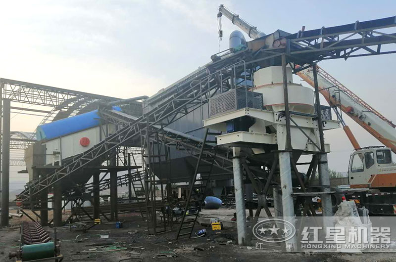 沖擊式制砂機(jī)作業(yè)現(xiàn)場圖，配備環(huán)保裝置