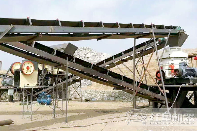 砂石生產(chǎn)線現(xiàn)場(chǎng)，粗碎破碎機(jī)為顎式破碎機(jī)