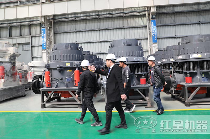 用戶(hù)到廠(chǎng)近距離考察硅石破碎機(jī)，專(zhuān)業(yè)人員全程陪同